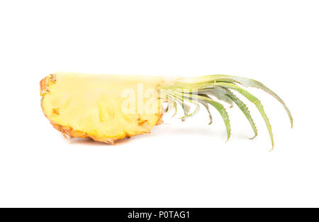 Mini coupe ananas frais juteux isolé sur fond blanc Banque D'Images