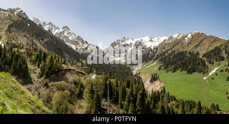 Montagnes couvertes de neige à Chimbulak Panorama, Kazakhstan Banque D'Images