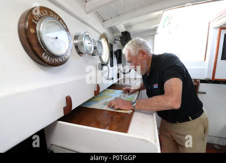 À l'embargo LUNDI 11 JUIN 0001 Sir Robin Knox-Johnston tableaux études à bord Suhaili sur laquelle il est devenu la première personne à naviguer non stop autour du monde il y a 50 ans. Banque D'Images