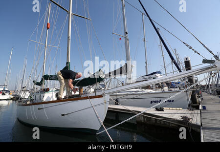 À l'embargo LUNDI 11 JUIN 0001 Sir Robin Knox-Johnston se tient sur le pont de son bateau Suhaili sur laquelle il est devenu la première personne à naviguer non stop autour du monde il y a 50 ans. Banque D'Images