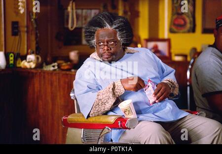 Titre original : BARBERSHOP 2 : BACK IN BUSINESS. Titre en anglais : BARBERSHOP 2 : BACK IN BUSINESS. Directeur de film : KEVIN RODNEY SULLIVAN. Année : 2004. Stars : Cedric the Entertainer. Credit : Metro Goldwyn Mayer / BENNETT, TRACY / Album Banque D'Images