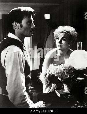 Titre original : DES DROITS DE SERVITUDE. Titre en anglais : DES DROITS DE SERVITUDE. Directeur de film : Ken Hughes. Année : 1964. Stars : Kim Novak, LAURENCE HARVEY. Credit : M.G.M. / Album Banque D'Images