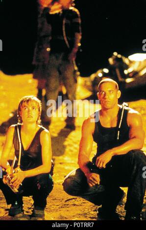 Titre original : PITCH BLACK. Titre en anglais : PITCH BLACK. Directeur du film : DAVID TWOHY. Année : 2000. Stars : RADHA MITCHELL ; VIN DIESEL. Credit : UNIVERSAL PICTURES / Album Banque D'Images