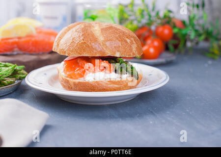 Du pain avec du fromage, radis, le saumon et les asperges. Divers L'alimentation saine. Délicieux petit déjeuner pour la famille. Aux Pays-Bas, de l'alimentation Banque D'Images