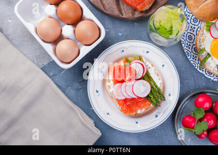 Du pain avec du fromage, du saumon et d'asperges. Divers L'alimentation saine. Délicieux petit déjeuner pour la famille. Vue de dessus. Banque D'Images