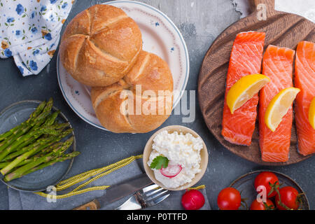 Le pain et le filet de saumon, asperges et fromage. Divers L'alimentation saine. Délicieux petit déjeuner pour la famille. La nourriture dans les Pays-Bas Banque D'Images