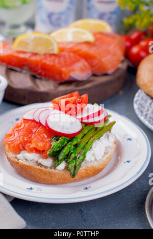 Du pain avec du fromage, l'oeuf et l'asperge, un autre pain avec le saumon et les asperges.. Divers L'alimentation saine. Délicieux petit déjeuner pour la famille Banque D'Images