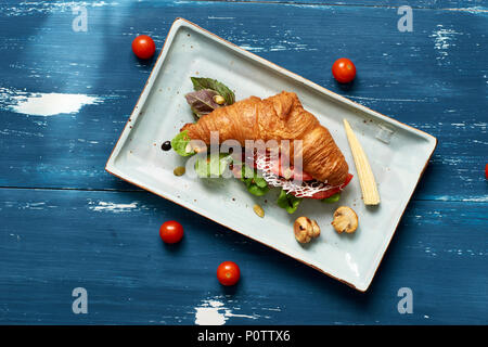 Délicieux sandwich fait de croissant remplie de légumes Banque D'Images