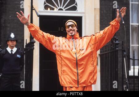 Titre original : ALI G INDAHOUSE. Titre en anglais : ALI G INDAHOUSE. Directeur : MARK MYLOD Film. Année : 2002. Stars : Sacha Baron Cohen. Credit : TITRE DE TRAVAIL FILMS/Productions/FILMFOUR TALKBACK/WT2//Album Banque D'Images