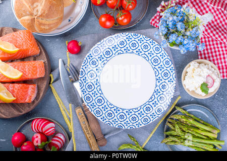 Le pain et les filets de saumon, asperges et fromage. Une simple plaque. Divers L'alimentation saine. Délicieux petit déjeuner pour la famille. La nourriture dans les Pays-Bas. Place pour le texte. Banque D'Images