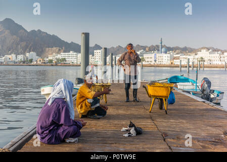 MUSCAT, OMAN - 9 mai 2018 : les pêcheurs se reposer et parler après son retour dans la matinée Banque D'Images