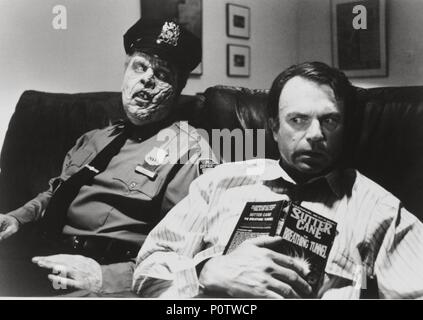 Titre original : DANS LA BOUCHE DE LA FOLIE. Titre en anglais : DANS LA BOUCHE DE LA FOLIE. Film Réalisateur : John Carpenter. Année : 1995. Stars : Sam Neill. Banque D'Images