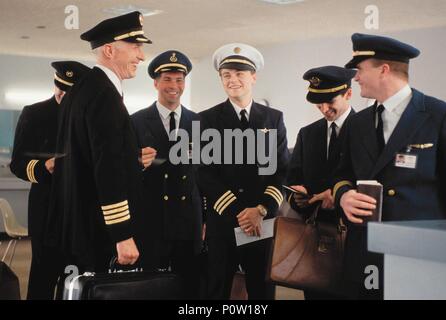 Titre original : CATCH ME IF YOU CAN. Titre en anglais : ARRÊTE-MOI SI TU PEUX. Film Réalisateur : Steven Spielberg. Année : 2002. Stars : LEONARDO DICAPRIO. Credit : DREAMWORKS / Album Banque D'Images