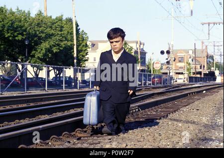 Titre original : L'AGENT DE POSTE. Titre en anglais : L'AGENT DE POSTE. Directeur de film : TOM MCCARTHY. Année : 2003. Stars : Peter Dinklage. Copyright : Editorial l'intérieur uniquement. C'est un document distribué au public. Les droits d'accès uniquement, aucune licence de droit d'auteur prévue. Autorisation obligatoire à l'icône visuelle (www.visual-icon.com) est requise pour la reproduction de cette image. Credit : MIRAMAX / Album Banque D'Images