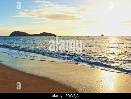 L'île de Palm Cove Beach, vues, Cairns Ironman Triathlon nager en cours juste après le lever du soleil Banque D'Images