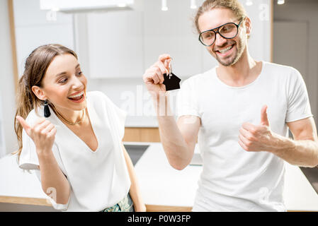 Couple heureux avec l'intérieur de la touche d'accueil Banque D'Images