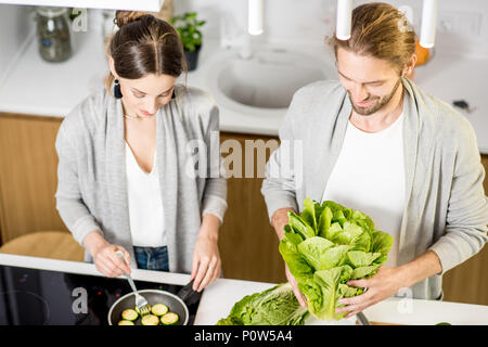 La cuisson à deux la cuisine accueil Banque D'Images