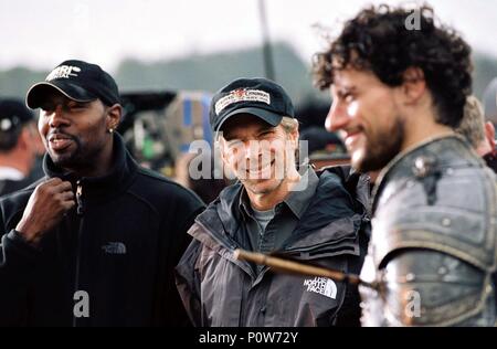 Titre original : KING ARTHUR. Titre en anglais : LE ROI ARTHUR. Réalisateur : Antoine Fuqua. Année : 2004. Stars : Jerry Bruckheimer, IOAN GRUFFUDD, Antoine Fuqua. Credit : Touchstone Pictures / Album Banque D'Images