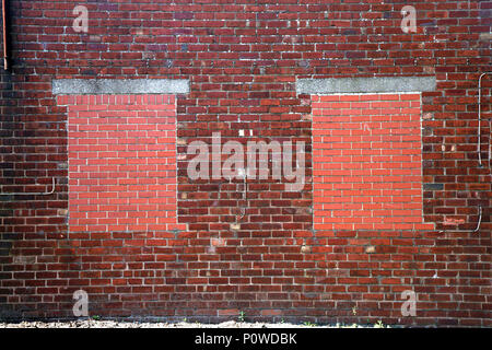 Un mur rouge murée sur vieux bâtiment dans Dinnington, Sheffield, South Yorkshire Banque D'Images