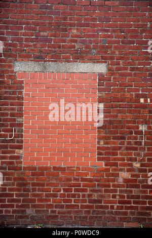 Un mur rouge murée sur vieux bâtiment dans Dinnington, Sheffield, South Yorkshire Banque D'Images