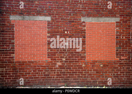 Un mur rouge murée sur vieux bâtiment dans Dinnington, Sheffield, South Yorkshire Banque D'Images