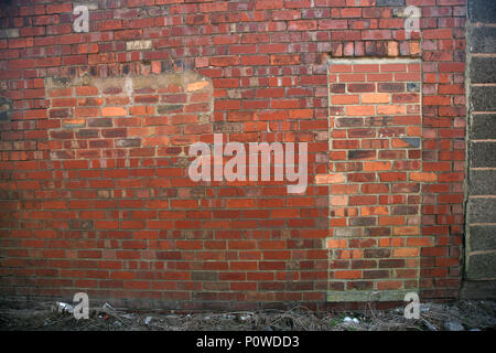 Un mur rouge murée sur vieux bâtiment dans Dinnington, Sheffield, South Yorkshire Banque D'Images