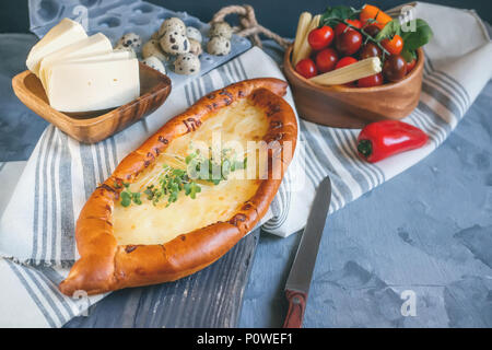 Khachapuri géorgien traditionnel est un pain au fromage. Du pain avec du fromage et des œufs avec les verts. Banque D'Images