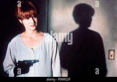 Film Original Titre : SINGLE WHITE FEMALE. Titre en anglais : SINGLE WHITE FEMALE. Film Réalisateur : Barbet Schroeder. Année : 1992. Stars : Jennifer Jason Leigh. Credit : COLUMBIA TRISTAR / Album Banque D'Images