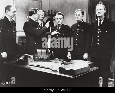 Titre original : Continuez, le gendarme. Titre en anglais : Continuez, le gendarme. Directeur de film : GERALD THOMAS. Année : 1960. Stars : CHARLES HAWTREY ; Kenneth Williams ; SID JAMES ; KENNETH CONNOR ; LESLIE PHILLIPS ; CYRIL CHAMBERLAIN. Credit : FUSION ANGLO / Album Banque D'Images