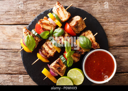Brochettes de poulet grillé épicé avec légumes servi avec du ketchup sur la table. haut horizontale Vue de dessus Banque D'Images