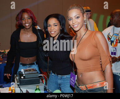 Les Destiny's Child au cours de l'apparence au MegaBlast Radio, un événement de deux jours de paniers avec les émissions de radio en direct, des réceptions, des concerts, et des cérémonies de remise de prix, à l'Aladdin Hotel de Las Vegas jeudi, 25 octobre, 2001. La Radio Music Awards aura lieu le vendredi soir à l'Aladdin. - DestinysChild jpgDestinysChild  143.143 cas à Hollywood Life - Californie, Red Carpet Event, USA, Cinéma, Célébrités, photographie, Bestof, Arts, Culture et divertissement, Célébrités, Mode Topix Meilleur de Hollywood, la vie, événement dans la vie d'Hollywood, Californie - Tapis rouge et en backstage, ,ar Banque D'Images