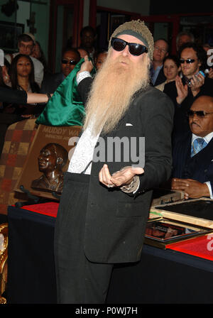 ZZ Top présentant Solomon Burke, Ike Turner, Robert Cray et postumly les eaux boueuses ont été intronisé au Rock Walk of Fame au centre de Guitare de Los Angeles d'ions. 4 avril 2005.17 GibbonsBilly Red Carpet Event, Vertical, USA, Cinéma, Célébrités, photographie, Bestof, Arts, Culture et divertissement, Célébrités Topix fashion / Vertical, Best of, événement dans la vie d'Hollywood, Californie - Tapis rouge et en backstage, USA, Cinéma, Célébrités, cinéma, télévision, Célébrités célébrités musique, photographie, Arts et culture, Bestof, divertissement, Topix, vertical, d'une personne, de l'y Banque D'Images