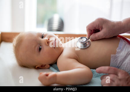 Petit bébé garçon, tout-petit enfant d'avoir son chèque mensuel par pediatritian, patient en cours d'examen avec stéthoscope Banque D'Images