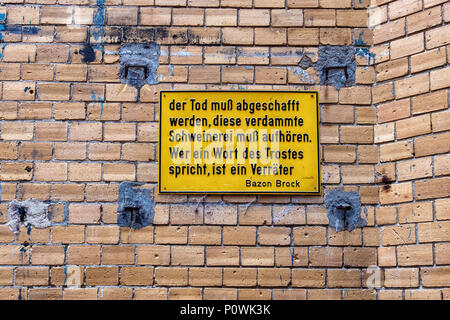 Berlin Mitte, Sophie-Gips-Höfe. Plaque Jaune avec citation par Bazon Brook sur cour mur de l'immeuble du xixe siècle Banque D'Images