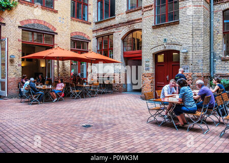 Berlin Mitte, Barcomis Sophie-Gips-Höfe Deli, café & Dîner dans la cour intérieure de l'ancien bâtiment de l'usine de briques historique.Les personnes à tables Banque D'Images