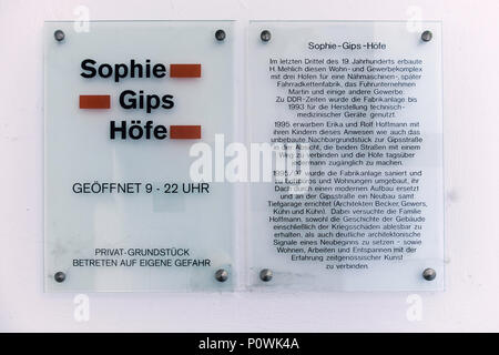 Berlin Mitte, Sophie-Gips-Höfe plaque acrylique, raconte l'histoire de l'immeuble du xixe siècle dans Sophienstrasse et fin du 20e siècle, plus. Banque D'Images