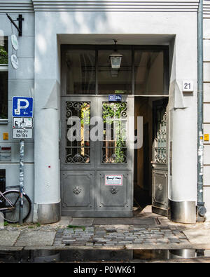 Berlin Mitte, Sophie-Gips-Höfe, porte métallique ouvragée à l'entrée de l'immeuble du xixe siècle dans Sophienstrasse Banque D'Images