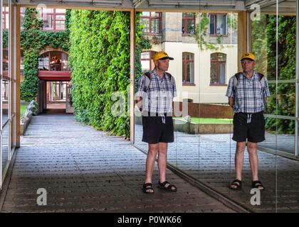 Berlin Mitte, Sophie-Gips-Höfe,man entrée en miroir du 19ème siècle historique ancienne usine courtyard Banque D'Images