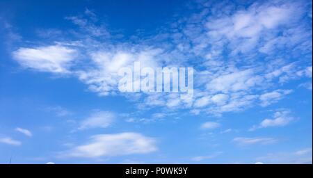 Beaux nuages contre un fond de ciel bleu. Ciel nuage. Par temps nuageux, ciel bleu avec des nuages, la nature. Les nuages blancs, ciel bleu et soleil Banque D'Images