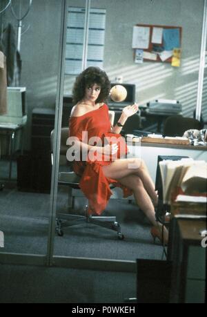 Titre original : LA FEMME EN ROUGE. Titre en anglais : LA FEMME EN ROUGE. Film Réalisateur : Gene Wilder. Année : 1984. Stars : Kelly LEBROCK. Credit : ORION PICTURES / Album Banque D'Images
