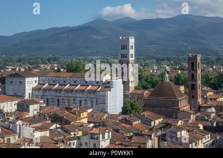 Italie, Toscane, Lucca, vue aérienne de la cathédrale avec la ville Banque D'Images