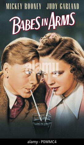 Titre original : BABES IN ARMS. Titre en anglais : BABES IN ARMS. Directeur de film : Busby Berkeley. Année : 1939. Stars : Mickey Rooney et Judy Garland. Credit : M.G.M / Album Banque D'Images