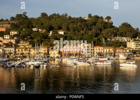 L'Italie, l'île d'Elbe, le port de Porto Azzurro Banque D'Images