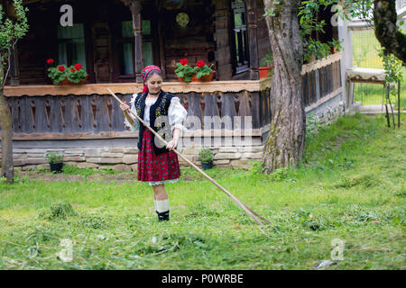 Portrait d'une belle jeune femme portant des vêtements traditionnels roumains, en Maramures Banque D'Images