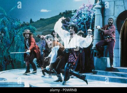 Titre original : The Pirates of Penzance. Titre en anglais : The Pirates of Penzance. Directeur de film : WILFORD Leach. Année : 1983. Stars : Kevin Kline. Credit : UNIVERSAL PICTURES / Album Banque D'Images