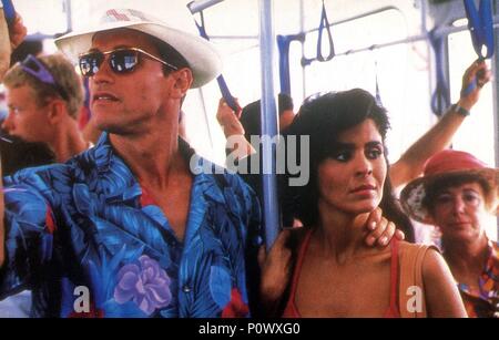 Titre original : THE RUNNING MAN. Titre en anglais : L'HOMME QUI COURT. Directeur du film : Paul Michael Glaser. Année : 1987. Stars : MARIA CONCHITA ALONSO ; Arnold Schwarzenegger. Credit : TRI STAR PHOTOS / Album Banque D'Images