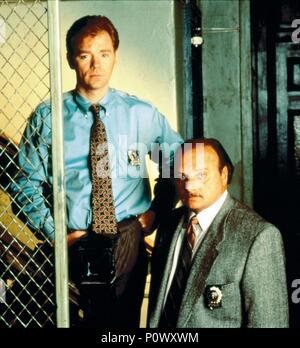 Titre original : NYPD BLUE-TV. Titre en anglais : NYPD BLUE-TV. Année : 1993. Stars : DENNIS FRANZ ; David Caruso. Crédit : 20E SIÈCLE DE FOX TV / Album Banque D'Images