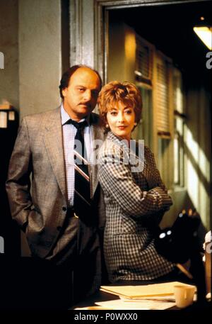 Titre original : NYPD BLUE-TV. Titre en anglais : NYPD BLUE-TV. Année : 1993. Stars : Sharon LAWRENCE ; DENNIS FRANZ. Crédit : 20E SIÈCLE DE FOX TV / Album Banque D'Images