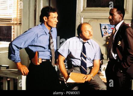 Titre original : NYPD BLUE-TV. Titre en anglais : NYPD BLUE-TV. Année : 1993. Stars : DENNIS FRANZ ; JIMMY SMITS ; JAMES MCDANIEL. Crédit : 20E SIÈCLE DE FOX TV / Album Banque D'Images