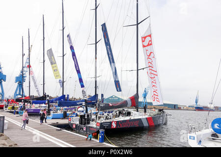 Cardiff, Royaume-Uni - Juin 08, 2018 : Les équipes de la Volvo Ocean Race et leur Volvo 65 yachts amarrés dans la Volvo Ocean Race après le village Banque D'Images